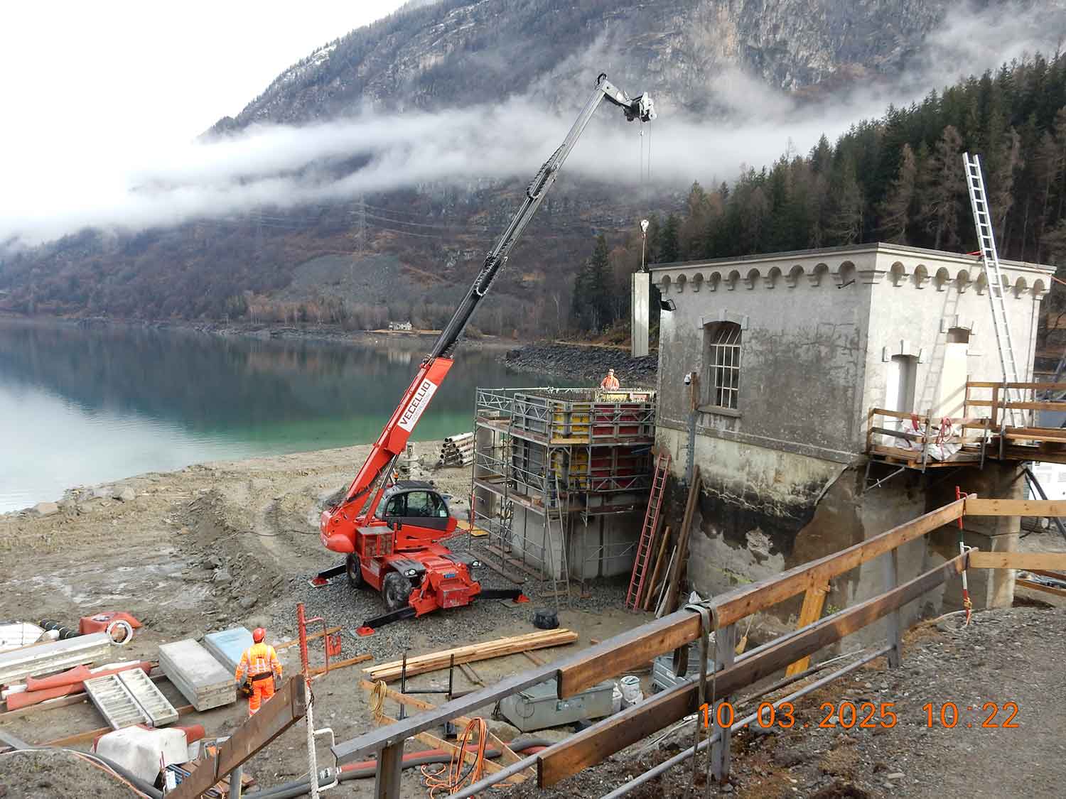 Lavori di gru sul lago di doping a Miralago