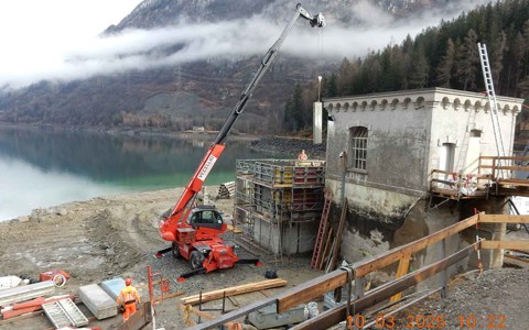 Lavori di gru sul lago di doping a Miralago