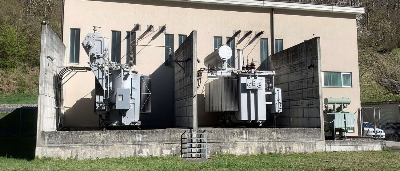 Aussenansicht des Unterwerks Tavanasa mit zwei grossen Transformatoren – Anlage wird komplett erneuert.
