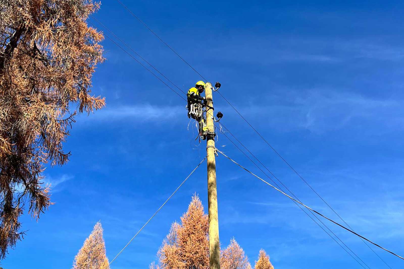 Netzelektriker bei seiner Arbeit im Bündner Herbst