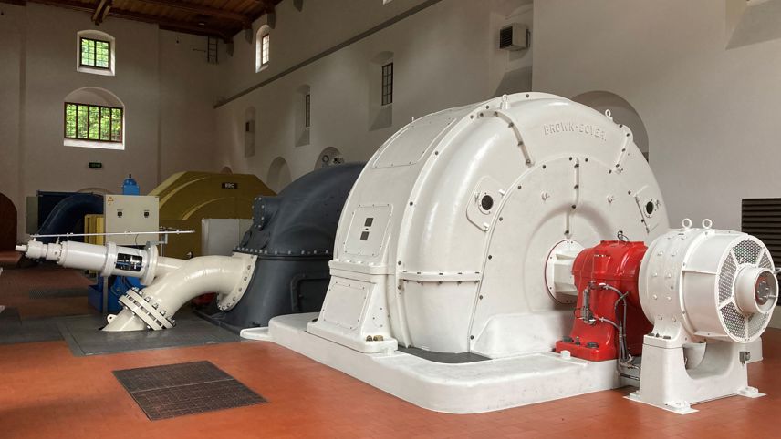 Turbine im Maschinenhaus – Teilerneuerung des Kraftwerks Klosters abgeschlossen.