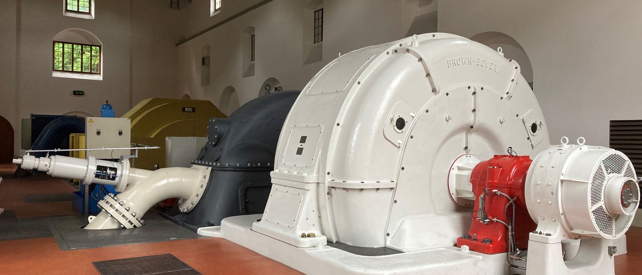 Turbine im Maschinenhaus – Teilerneuerung des Kraftwerks Klosters abgeschlossen.