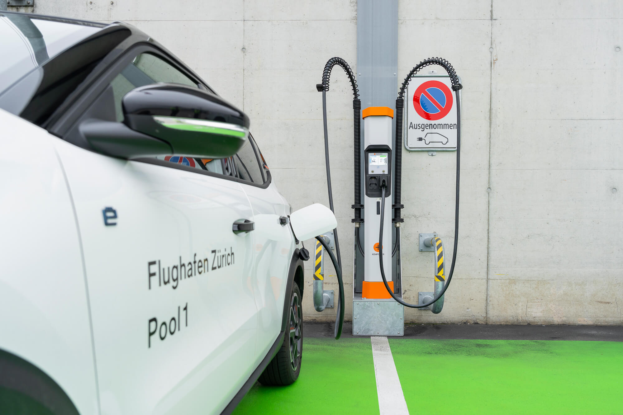 Kempower-Ladestation lädt Elektrobus am Flughafen Zürich (Projekt E-Mobility Repower).