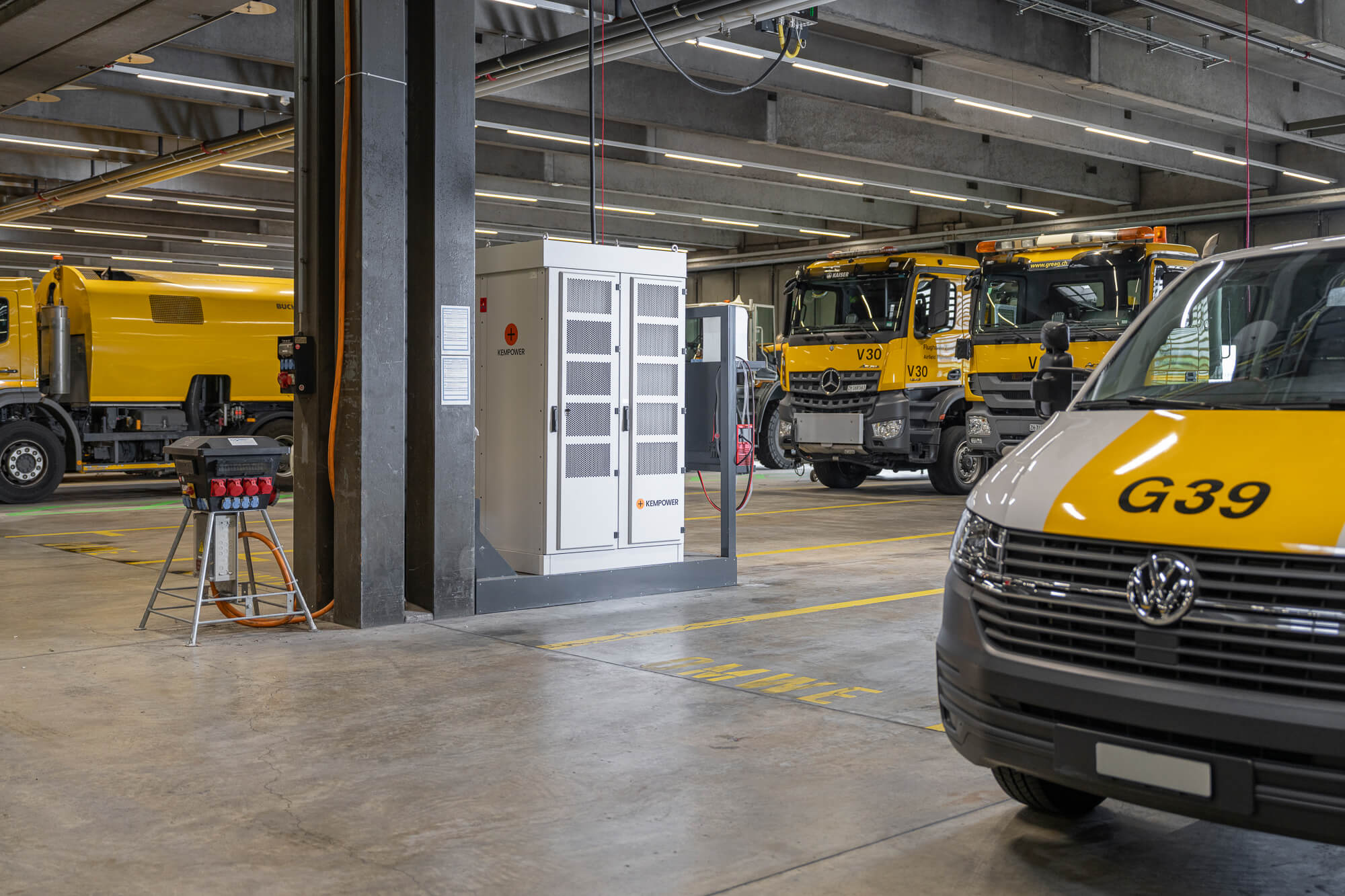 Kempower-Ladestation lädt Elektrobus am Flughafen Zürich (Projekt E-Mobility Repower).
