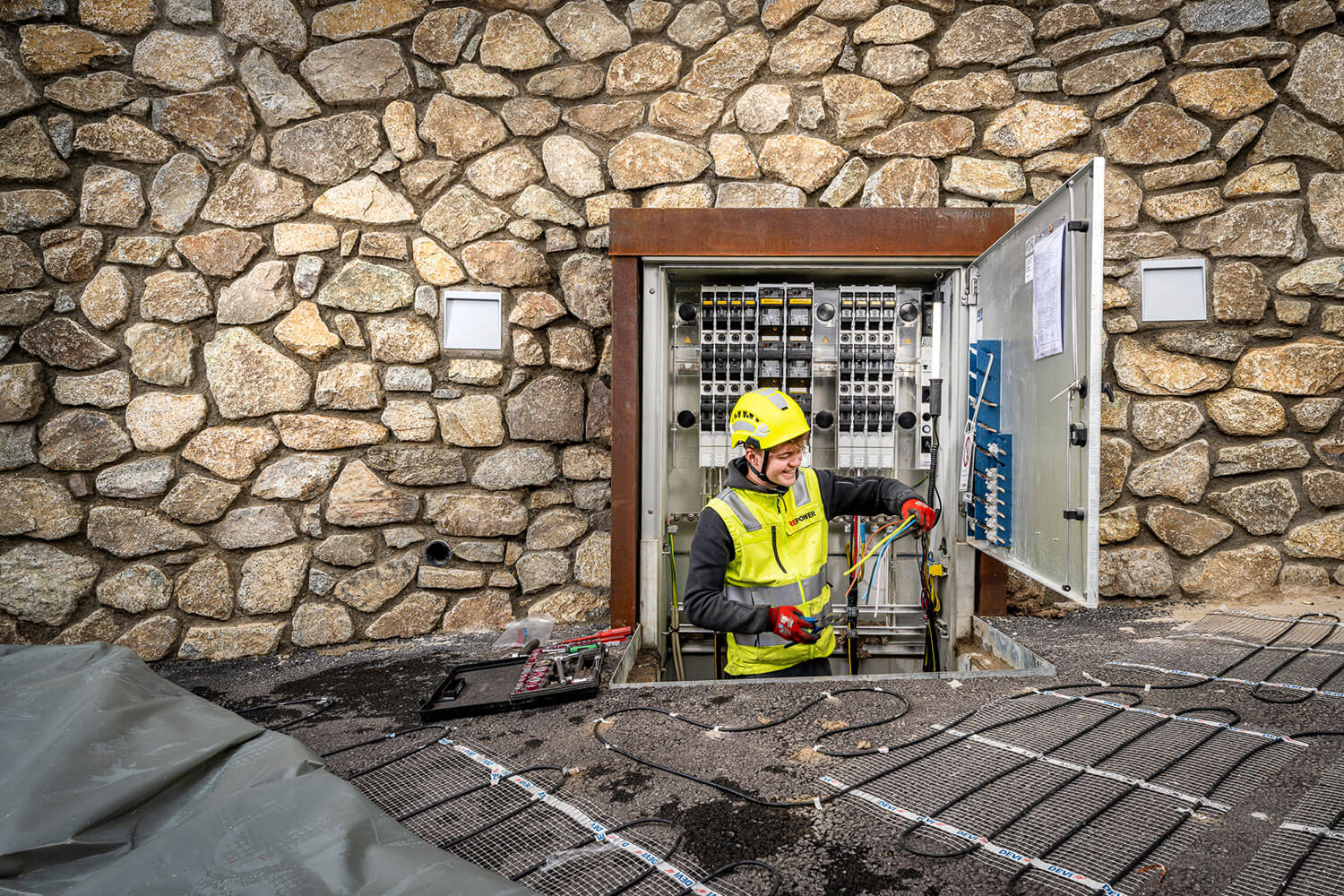 Lernender Netzelektriker bei der Arbeit.