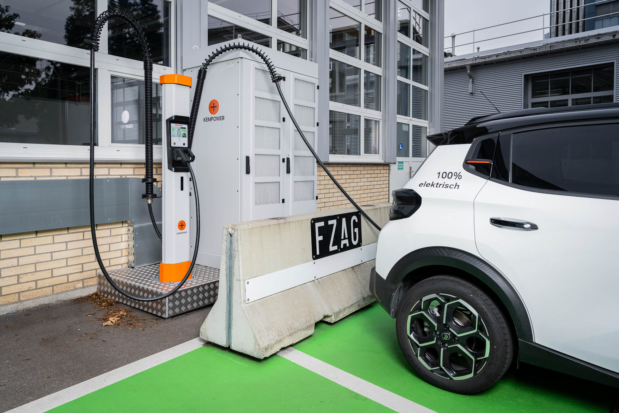 Kempower-Ladestation lädt Elektrobus am Flughafen Zürich (Projekt E-Mobility Repower).