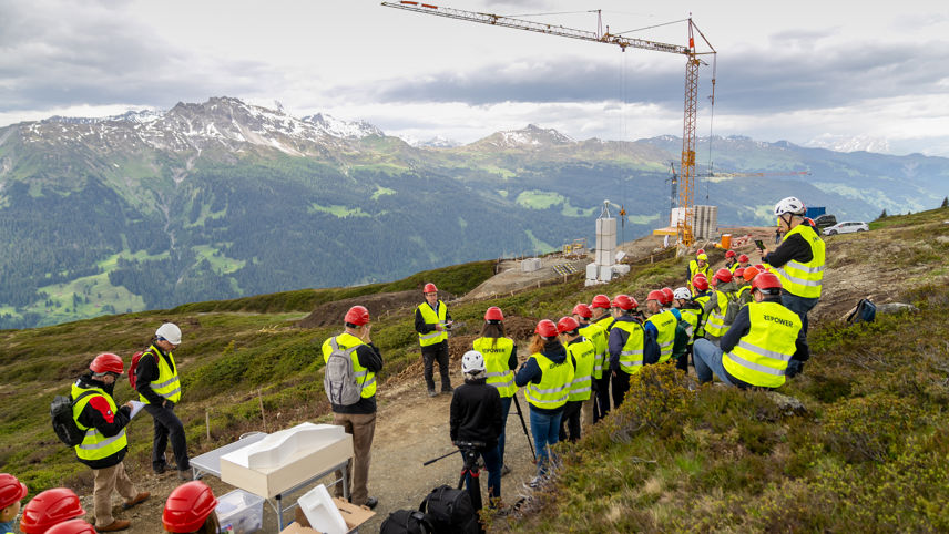 Spatenstich zum Projekt Madrisa Solar 2025 mit Repower-Team und Gästen auf dem Bauplatz in den Bergen.