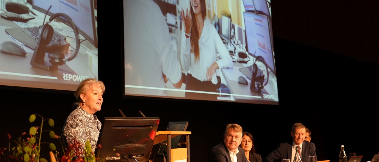 Barbara Janom Steiner spricht als neue VR-Präsidentin der Repower AG an einer Veranstaltung.