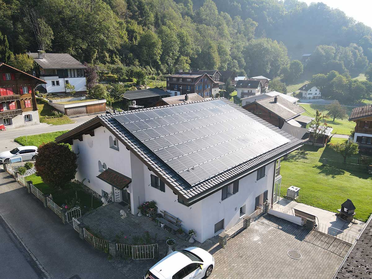 Einfamilienhaus in Rueun mit PV-Anlage