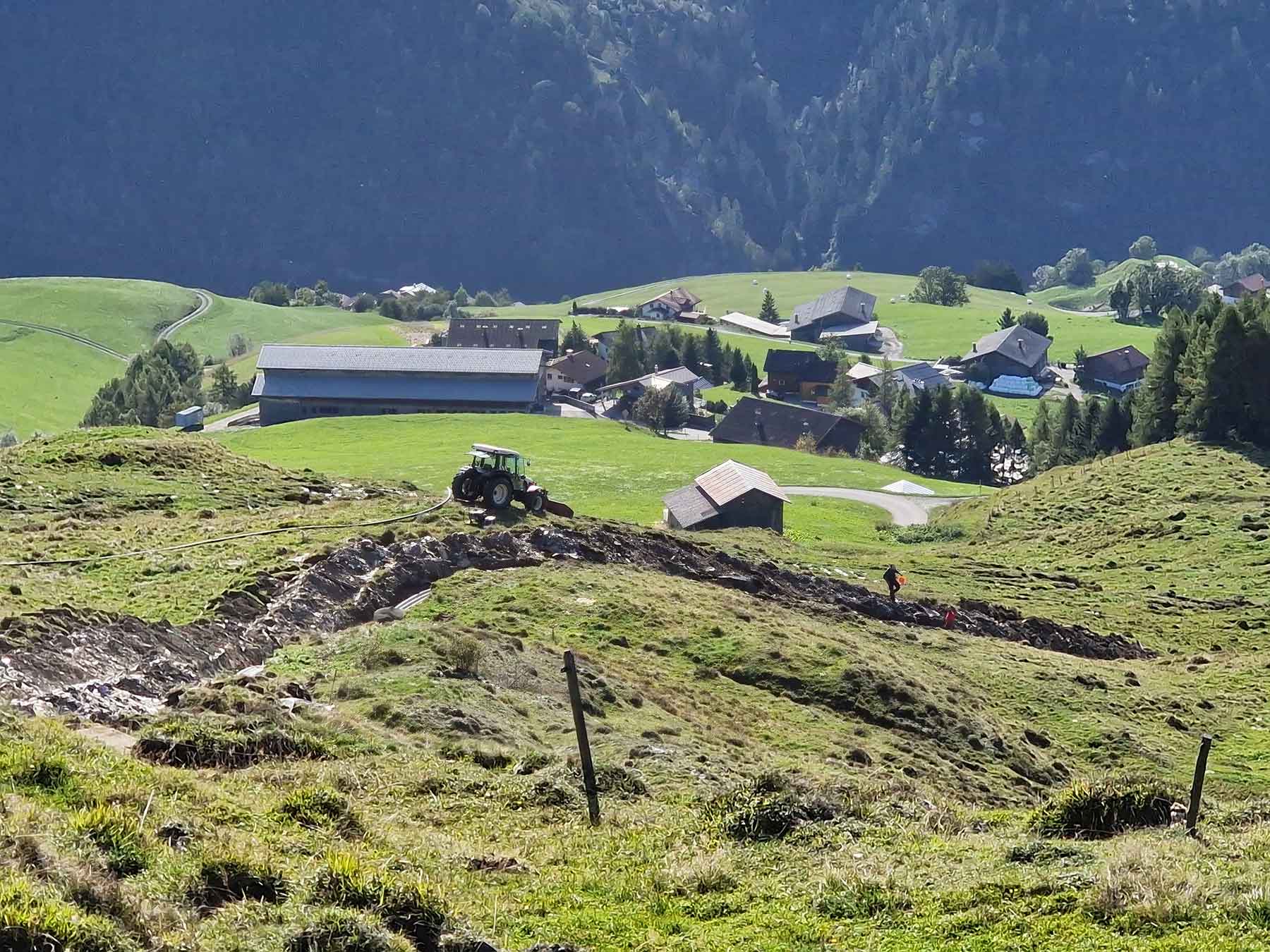 Grabarbeiten für eine Erdverkabelung zwischen der Alp Sogn Carli und Morissen