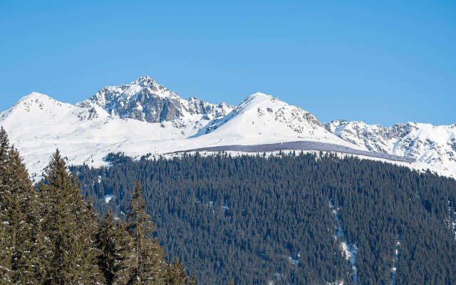 Visualisierung der alpinen Solaranlage Madrisasolar oberhalb Klosters, eingebettet in verschneite Berglandschaft.