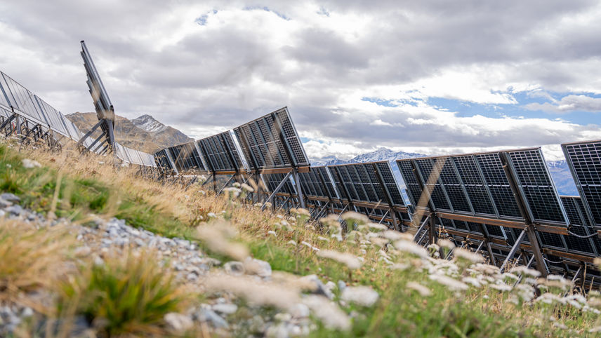 Madrisa Solar: Solarpanels in alpinem Gelände, aufgenommen entlang der Modulreihen.