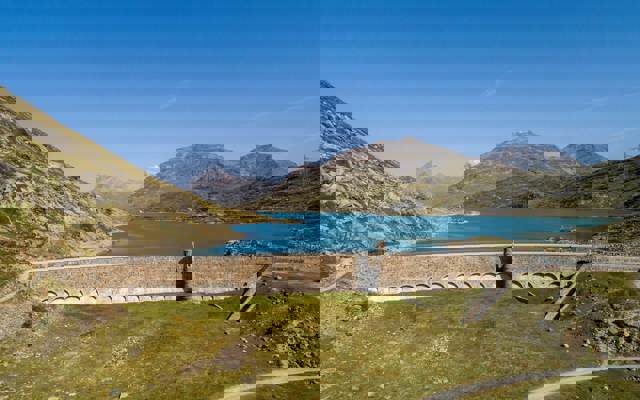 Die Staumauer am Lago Bianco – ein bedeutendes Bauwerk der Bündner Wasserkraft.