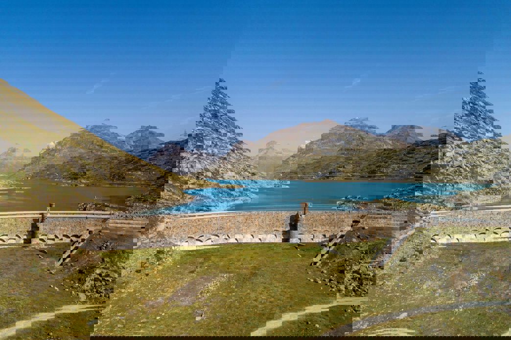 Die Staumauer am Lago Bianco – ein bedeutendes Bauwerk der Bündner Wasserkraft.