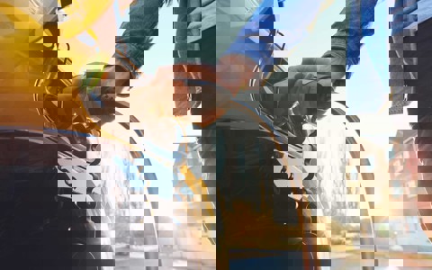 Ein Elektroauto wird geladen