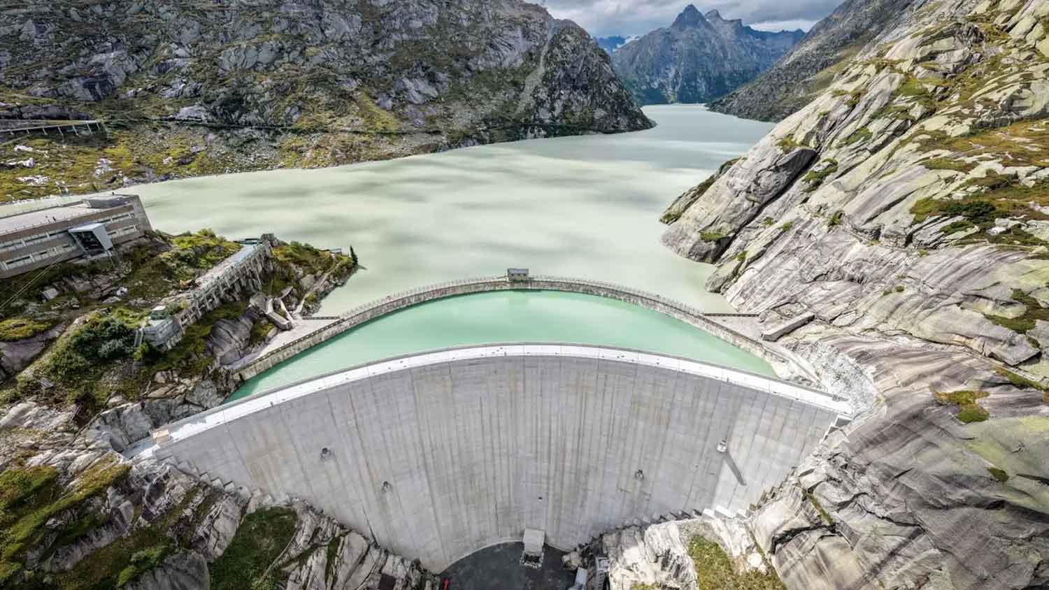 Die neue und die alte Staumauer am Spitallammsee in der Grimsel. 