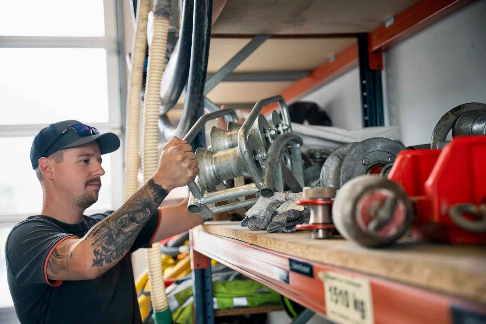 Netzelektriker im Materiallager