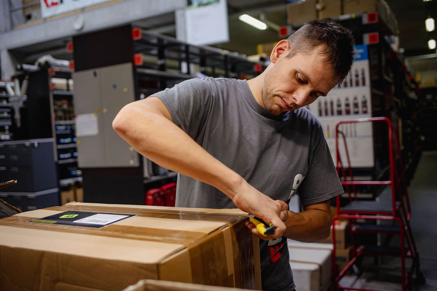 Lernender Logistiker beim Verpacken von Gütern