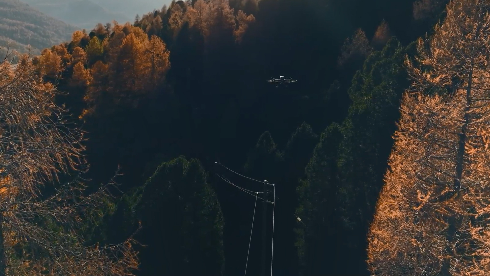 Un drone sorvola le linee elettriche aeree in Engadina