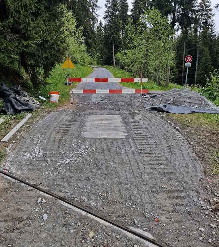 Grabarbeiten für eine Erdverkabelung bei Mast 68 im Lugnez
