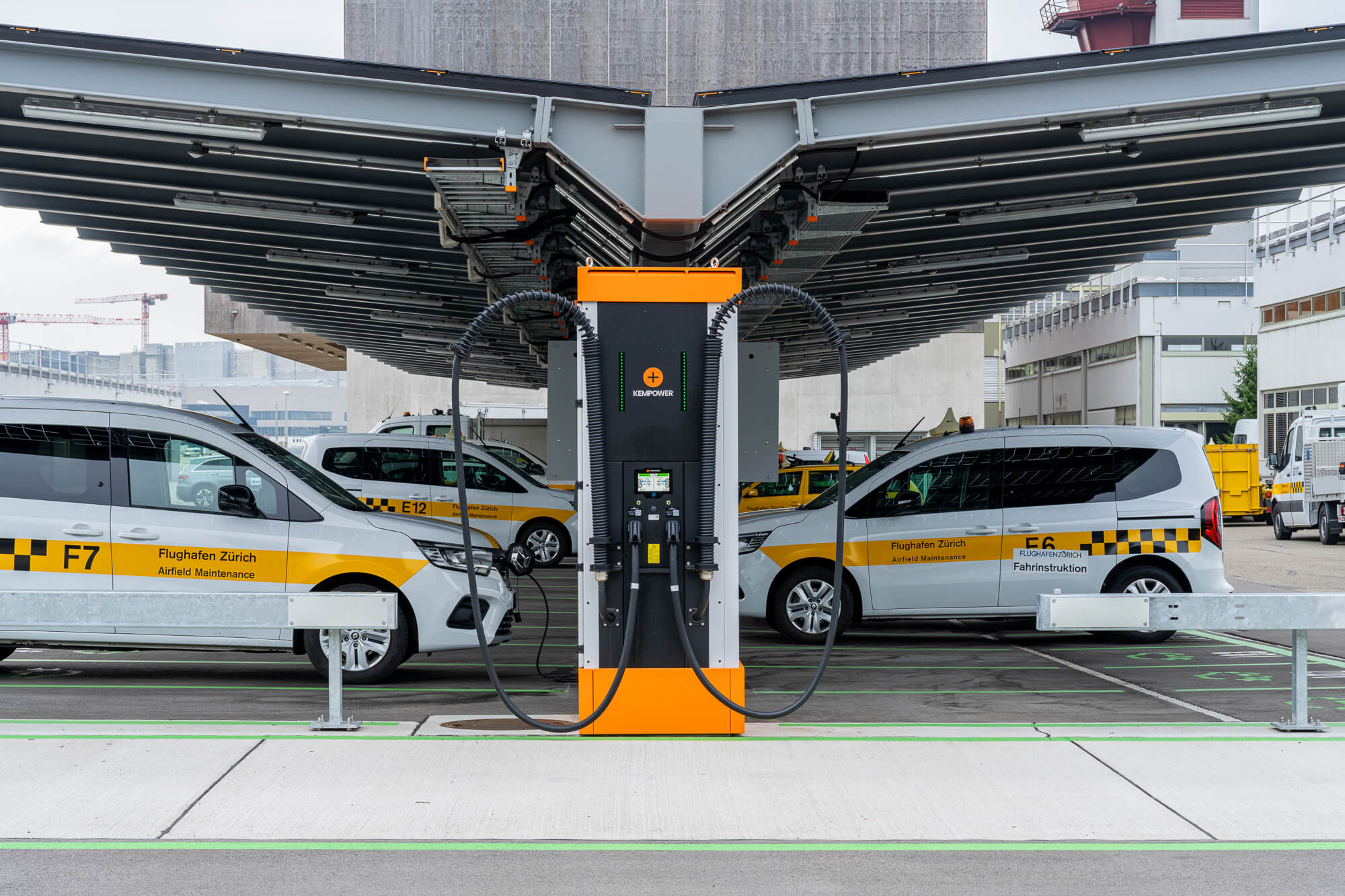 Kempower-Ladestation lädt Elektrobus am Flughafen Zürich (Projekt E-Mobility Repower).