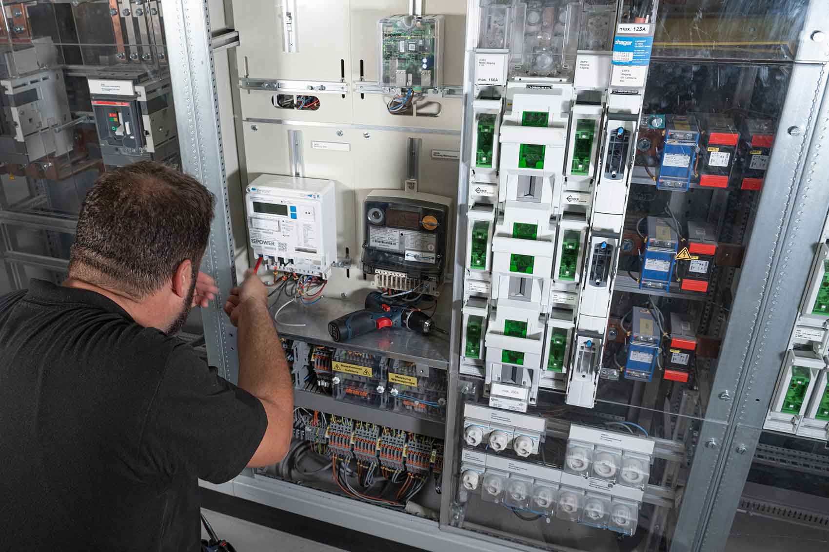 Ein Haushalt wird mit einem Smart Meter aufgerüstet