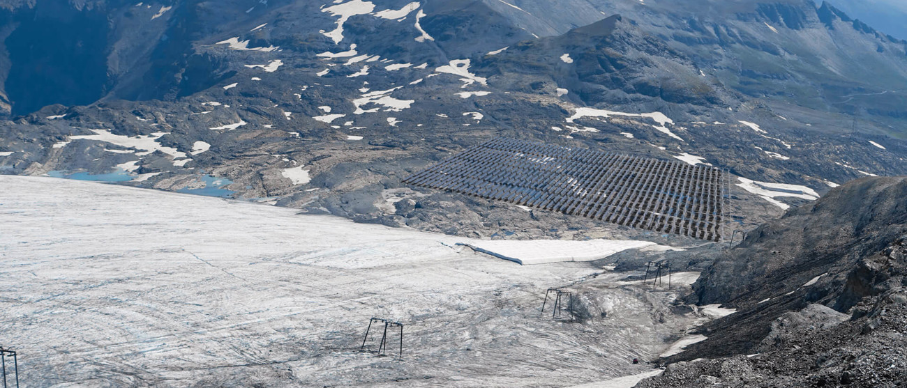 Hochalpine Solaranlage bei der Bergstation Vorab in Laax – zwischen Gletscher und Felsen gelegen.