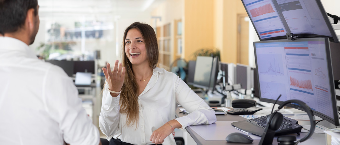 Coverbild Medienmitteilung Geschäftsbericht 2024 – Mitarbeitende im Gespräch im Büro.