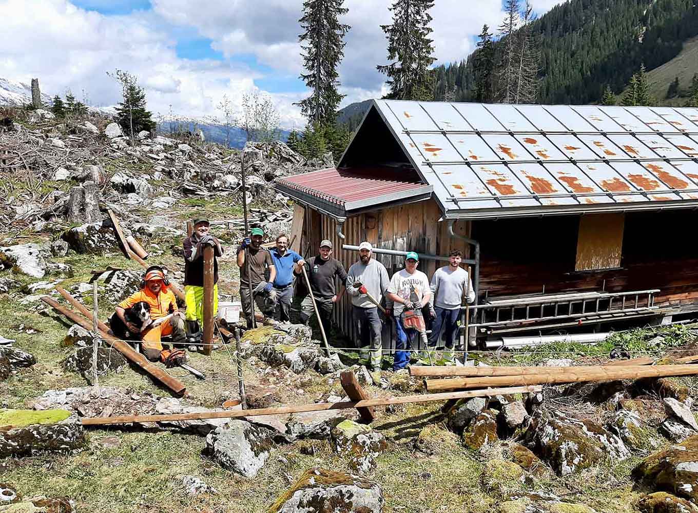 Repower hilft mit beim Bau eines Zauns am Lag da Laus