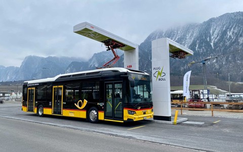 Ein Elektrobus ladet am Pantografen in Untervaz.