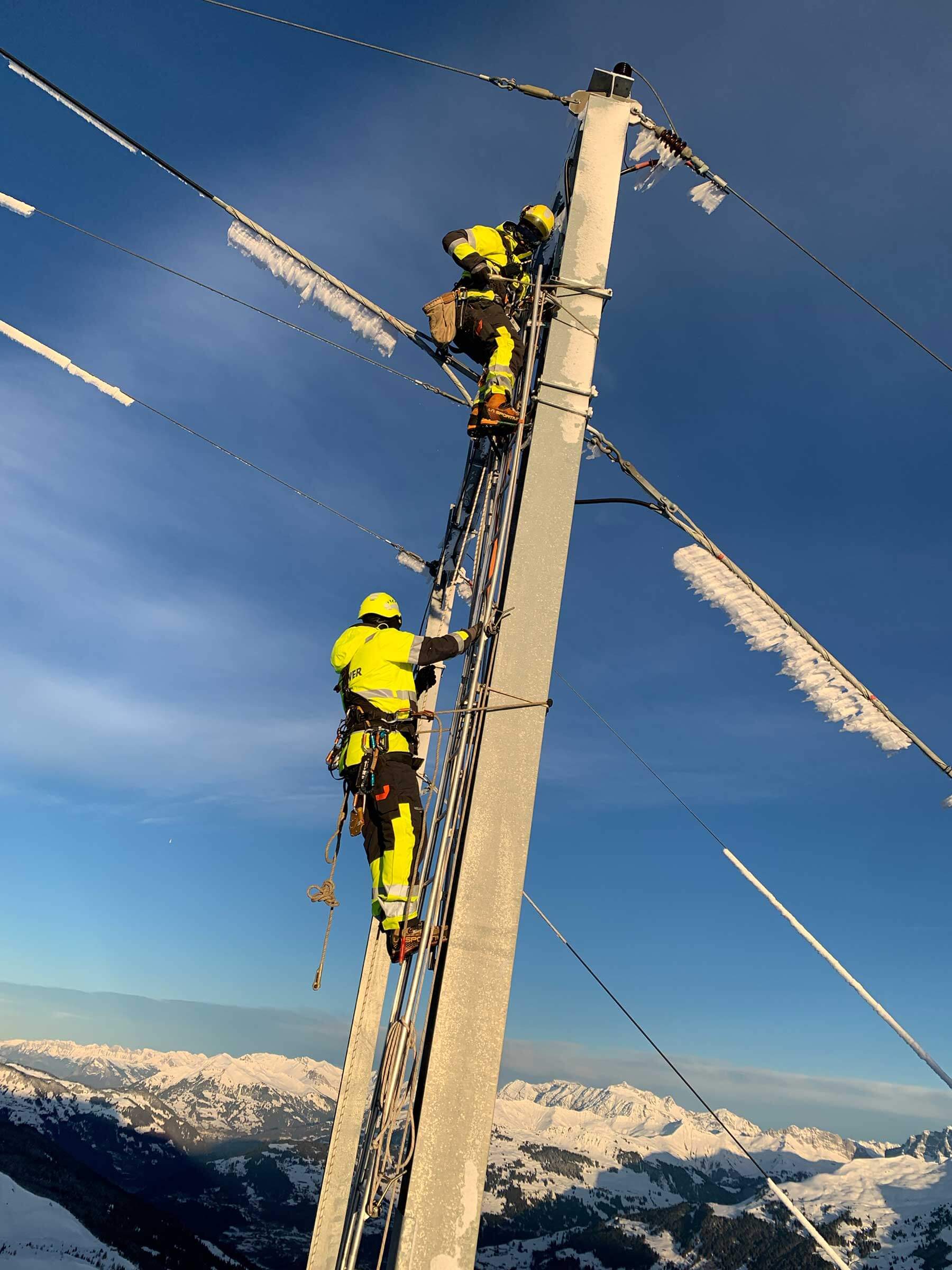 Netzelektriker bei einem anspruchsvollen Einsatz