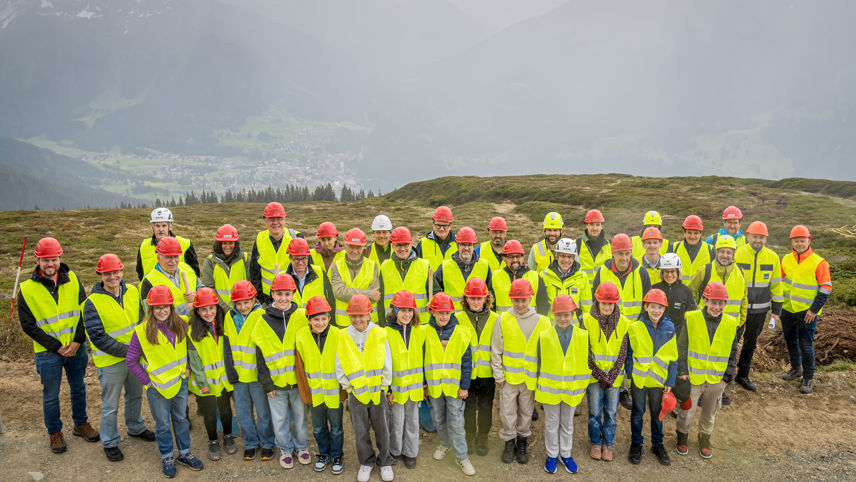 Gruppenbild mit Projektverantwortlichen und Schulklasse beim Spatenstich des Solarkraftwerks Madrisa Solar.