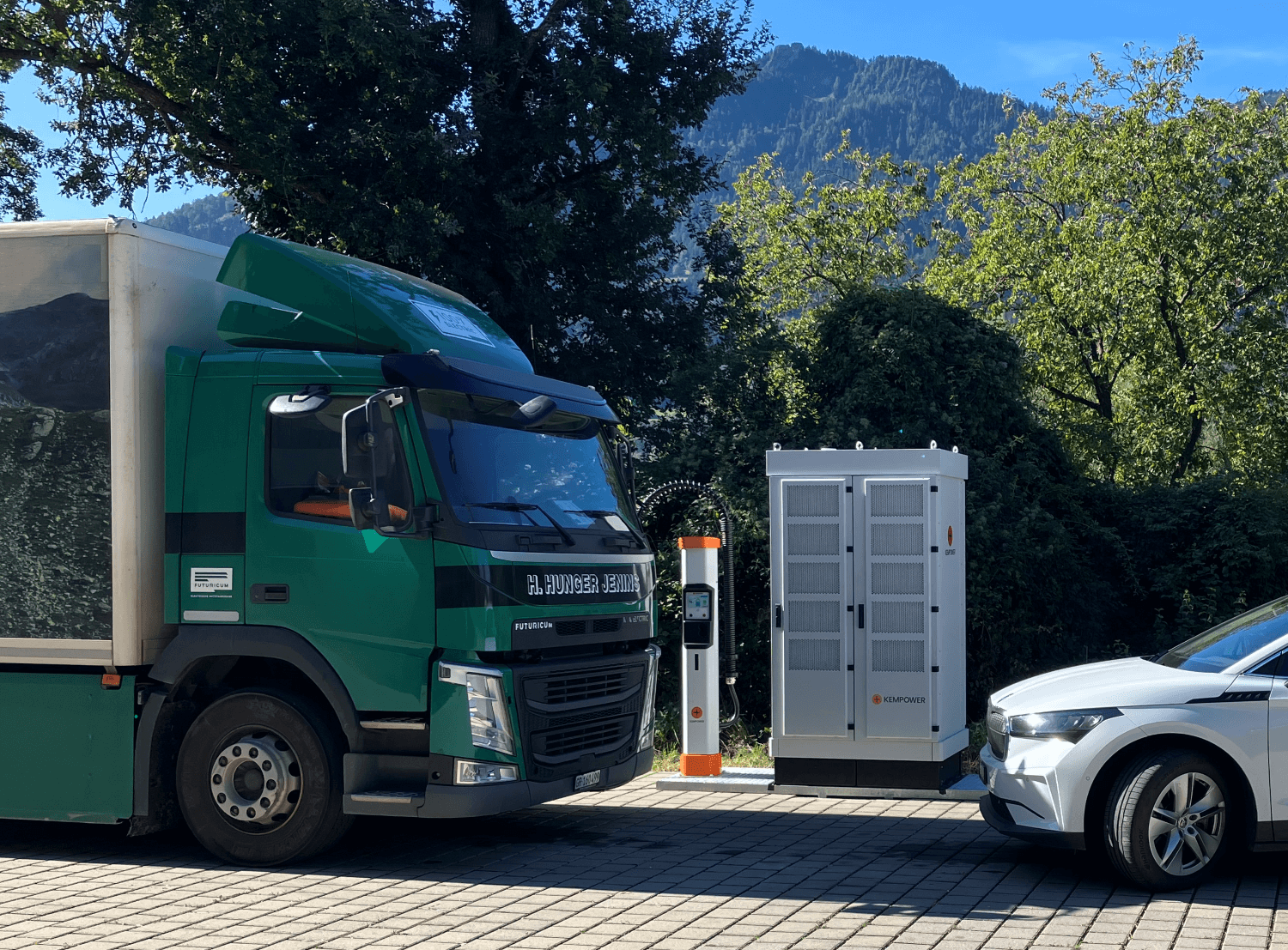 Referenz Hunger Transport: Elektro-Lastwagen an ELKW-Ladestation.